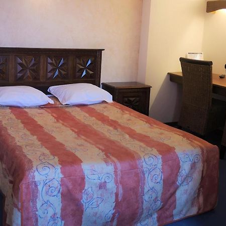 Hotel Les Peyrieres Olemps Bagian luar foto
