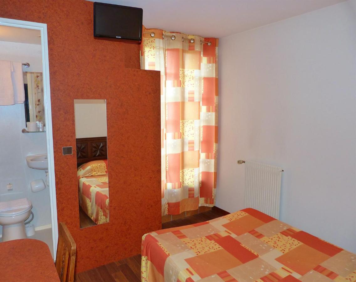 Hotel Les Peyrieres Olemps Bagian luar foto