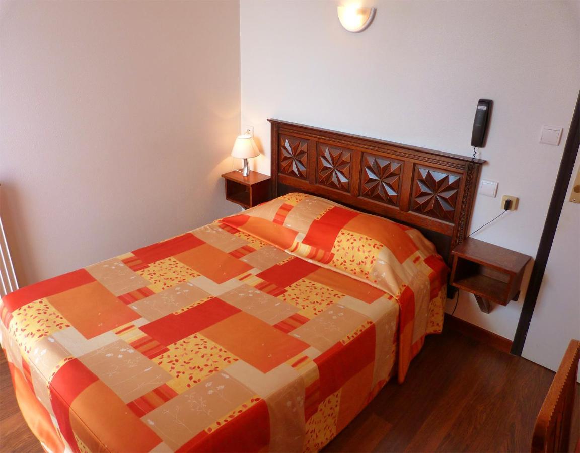 Hotel Les Peyrieres Olemps Bagian luar foto