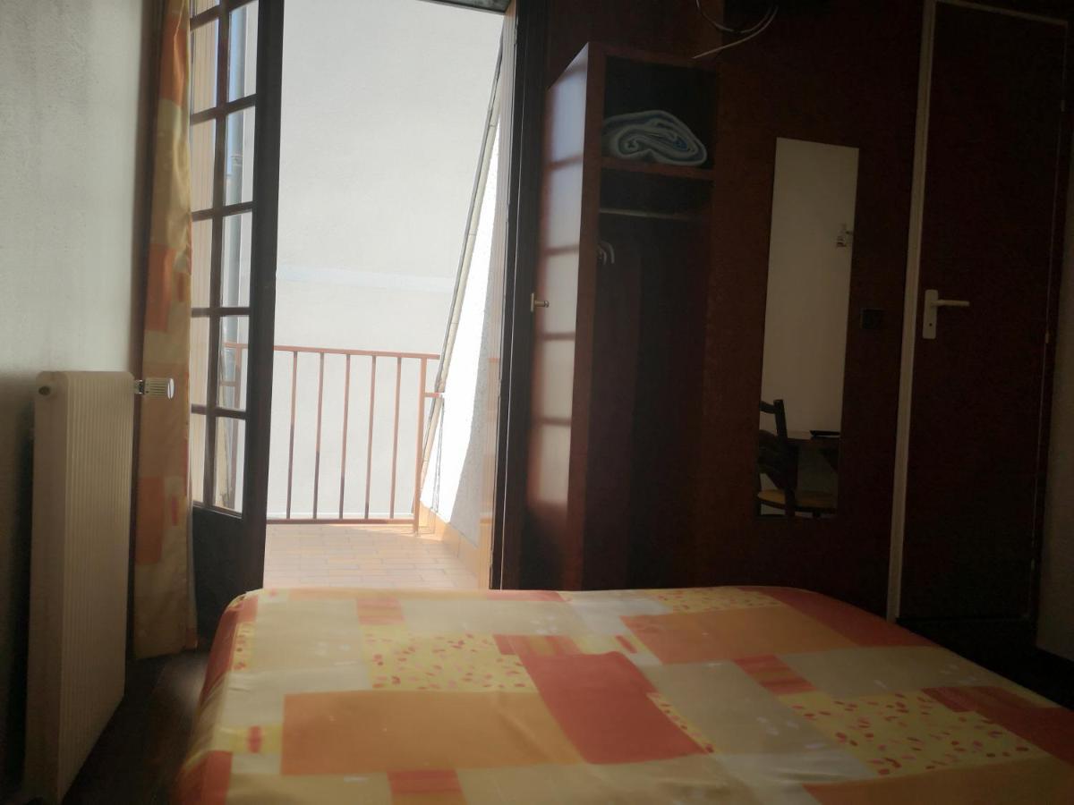 Hotel Les Peyrieres Olemps Bagian luar foto