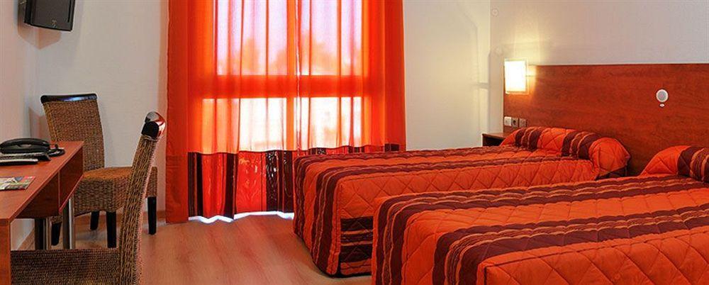 Hotel Les Peyrieres Olemps Bagian luar foto