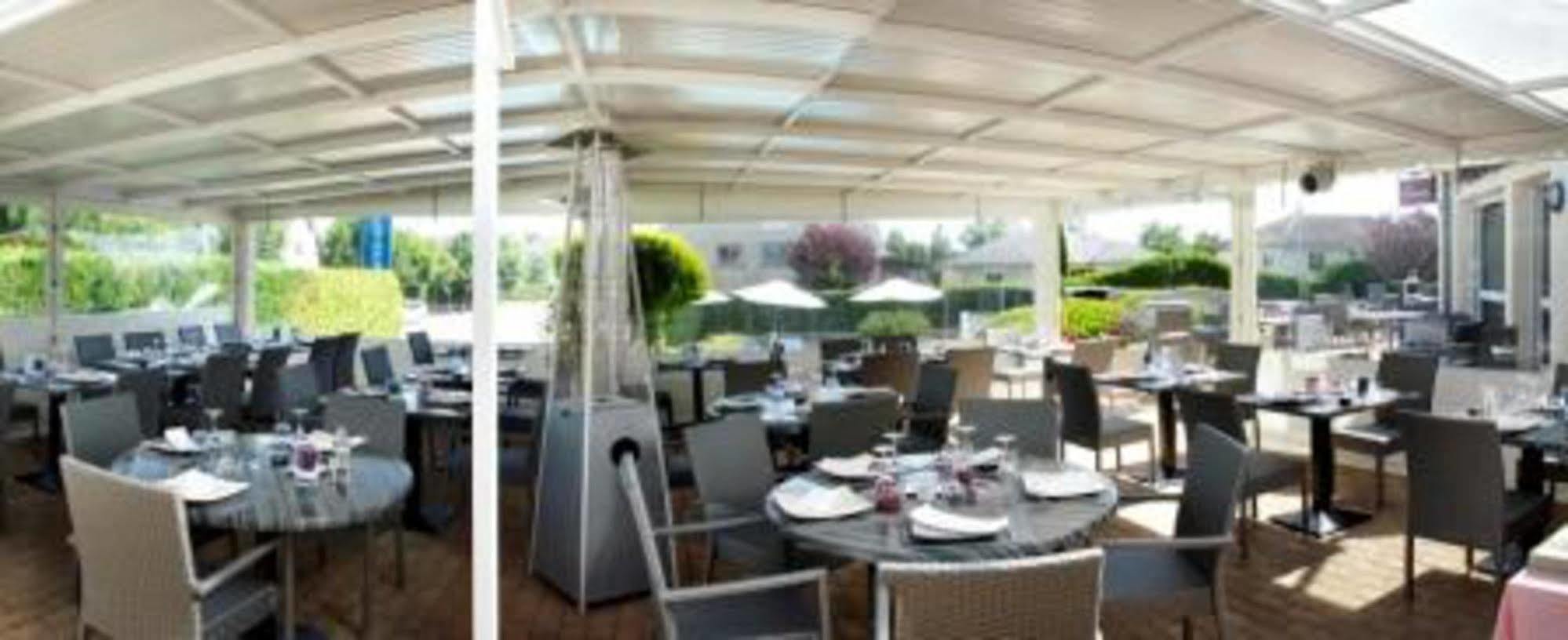 Hotel Les Peyrieres Olemps Bagian luar foto