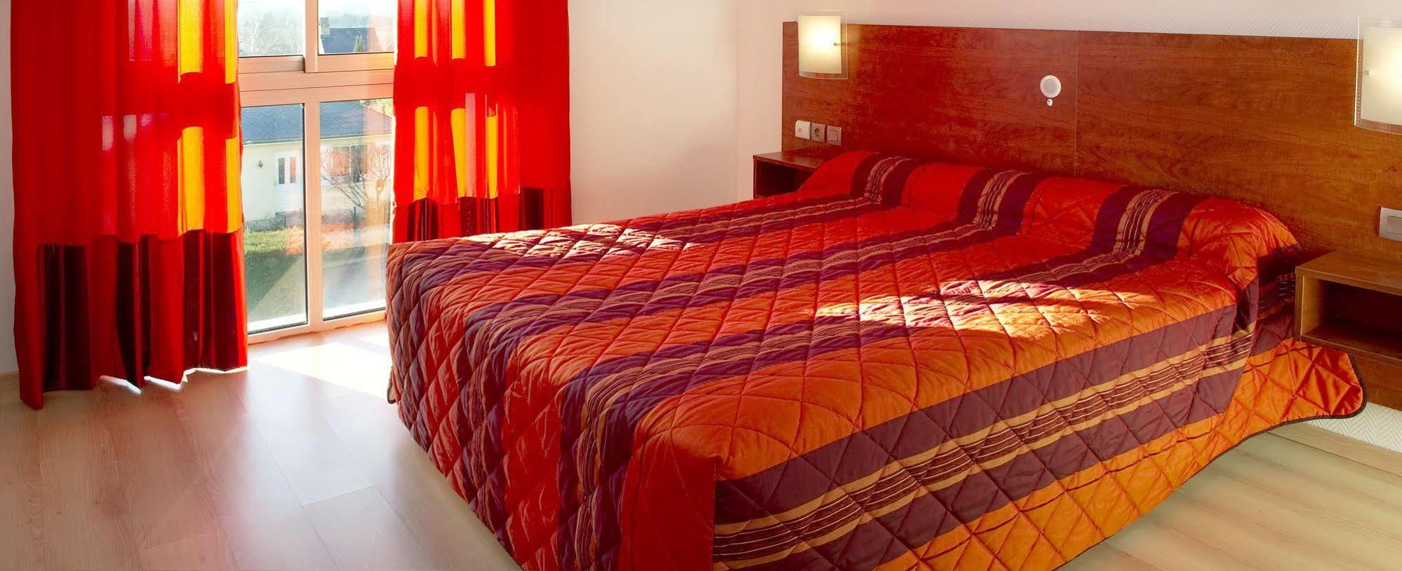 Hotel Les Peyrieres Olemps Bagian luar foto