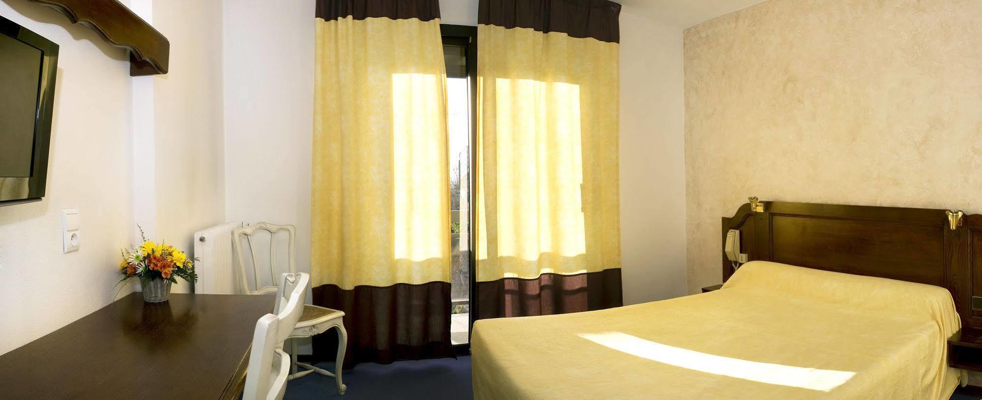 Hotel Les Peyrieres Olemps Bagian luar foto