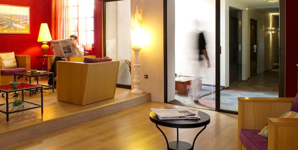 Hotel Les Peyrieres Olemps Bagian luar foto